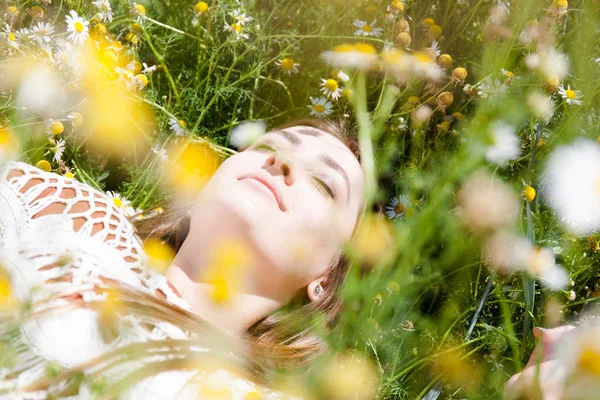 Tarlada güzel bir kız