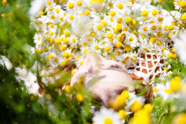 Tarlada güzel bir kız