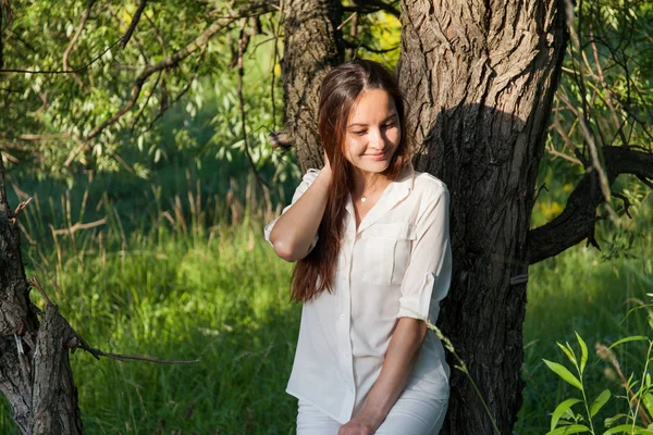 Dışarıdaki genç kadın portresi..