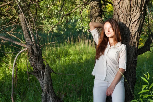 Dışarıdaki genç kadın portresi..