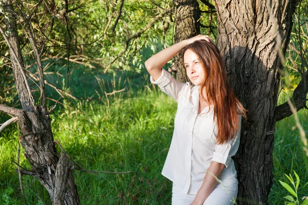 Dışarıdaki genç kadın portresi..