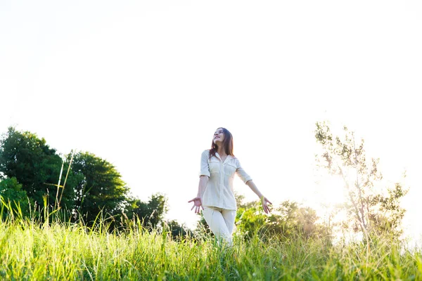 Dışarıdaki genç kadın portresi..