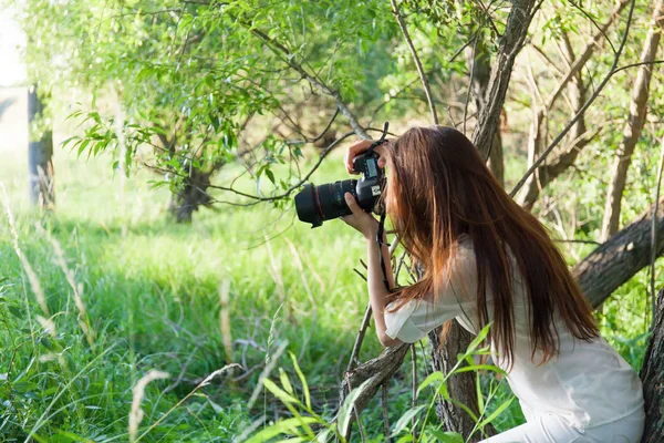 Dışarıdaki genç kadın portresi..