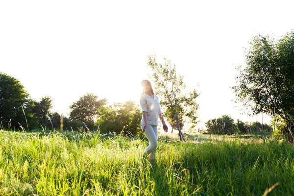 Dışarıdaki genç kadın portresi..