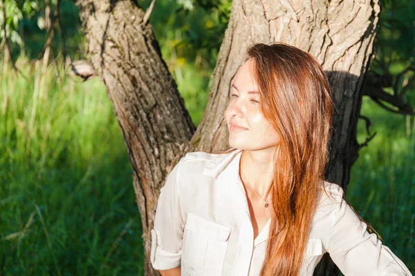 Dışarıdaki genç kadın portresi..