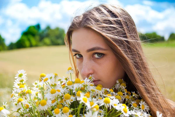 Beautiful girl in the field — Stock Photo, Image