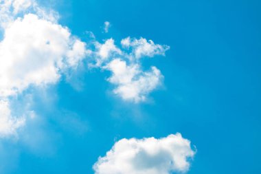 Bulutlu mavi gökyüzü.