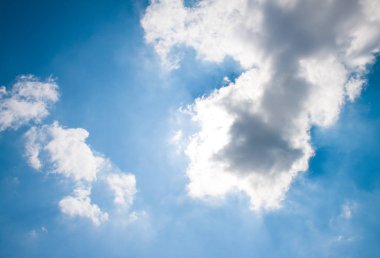 Bulutlu mavi gökyüzü.