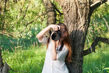 Dışarıdaki genç kadın portresi.. 