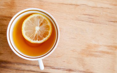 Fincan siyah çay ve simit