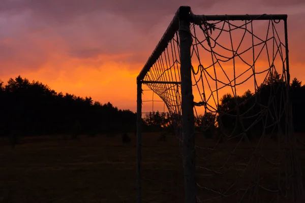 Футбольні ворота на заході сонця — стокове фото