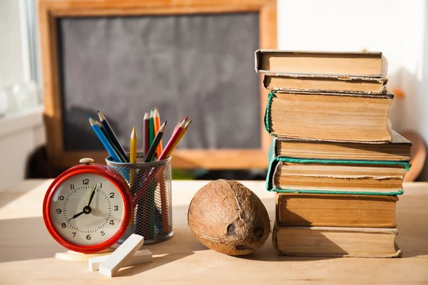 Montón de libros antiguos en escritorio de madera — Foto de Stock