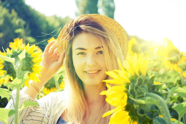 Beautiful young girl — Stock Photo, Image