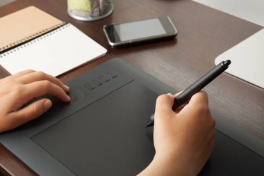 Grafik tasarımcı bir tablete çizer