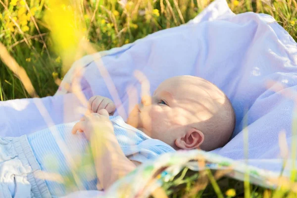 Sonrisa infantil al aire libre —  Fotos de Stock