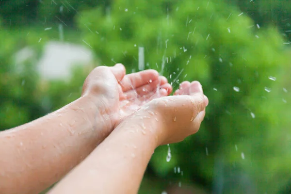 Kobiecych rąk w deszczu — Zdjęcie stockowe