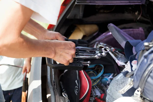 Arabayı tamir kendini. 