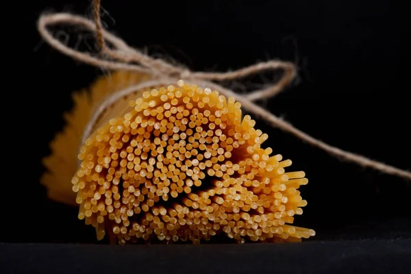 Spagetti avuç ile ip bağladılar