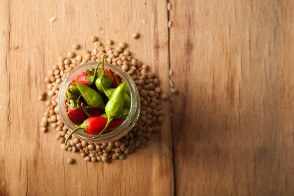 Lentejas crudas y arroz con chile . — Foto de Stock