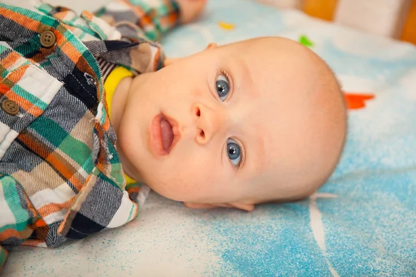 Smile baby med leksak på bad — Stockfoto