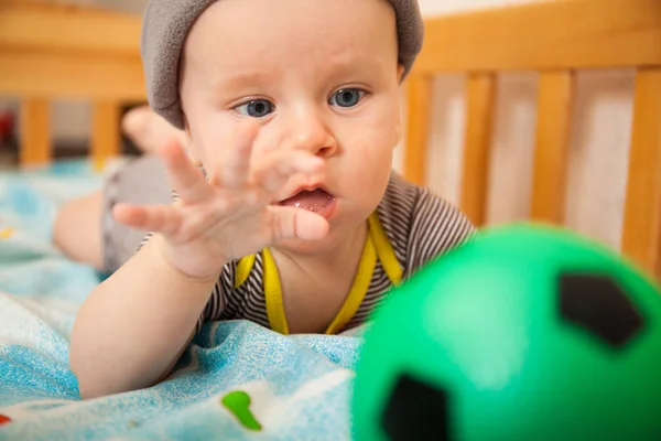 Smile baby med leksak på bad — Stockfoto