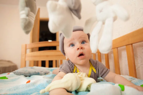 Smile baby med leksak på bad — Stockfoto