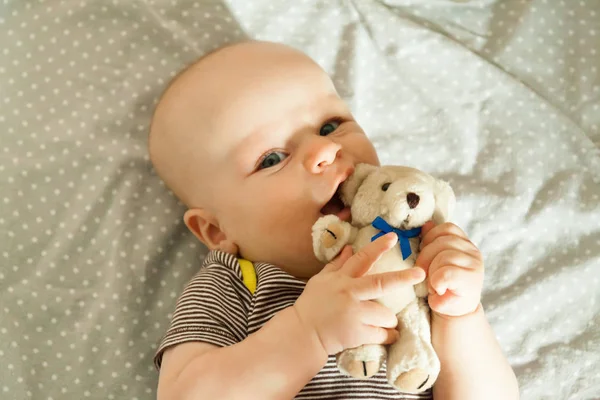 Sorria bebê com brinquedo em mau — Fotografia de Stock