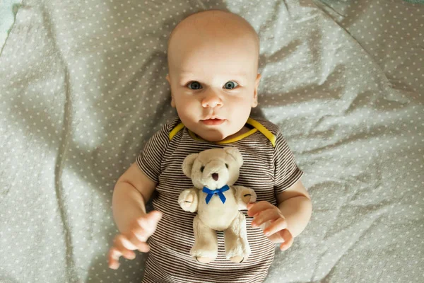 Sorria bebê com brinquedo em mau — Fotografia de Stock