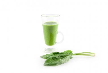 İzole smoothies ile taze yeşil ıspanak