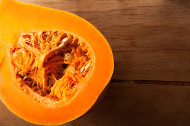 Ahşap masa üzerinde taze çiğ kabak