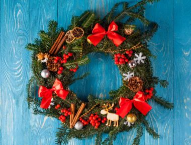 Noel çelengi beyaza izole edildi