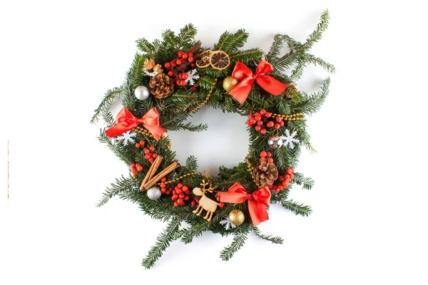 Noel çelengi beyaza izole edildi