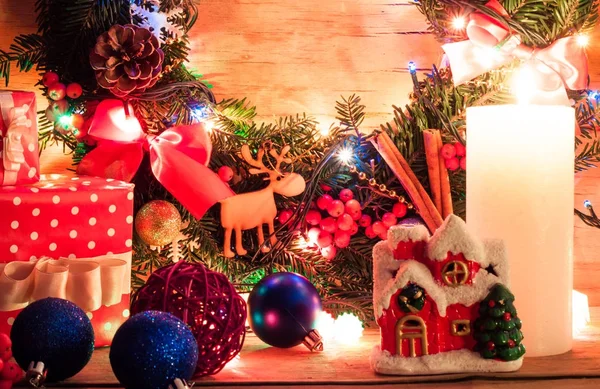 Decoração de Natal na mesa de madeira — Fotografia de Stock