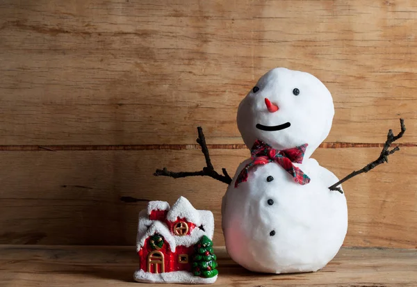 Muñeco de nieve pequeño en escritorio de madera — Foto de Stock