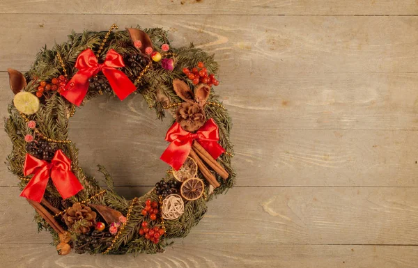 Vánoční dekorace na dřevěný stůl — Stock fotografie