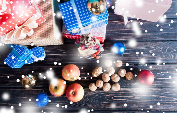 Kerstdecoratie op houten bureau — Stockfoto