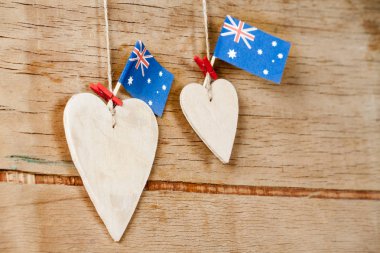 Avustralya bayrağı ile ahşap kalp