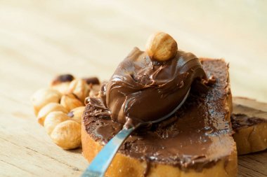 Çikolata tereyağı bir somun yaymak. 