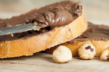 Çikolata tereyağı bir somun yaymak. 