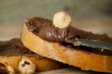 Çikolata tereyağı bir somun yaymak. 