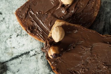 Çikolata tereyağı bir somun yaymak. 