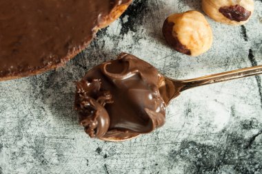 Çikolata tereyağı bir somun yaymak. 