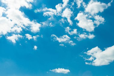  Beyaz bulutlu mavi gökyüzü