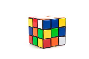 Beyaz arka plan üzerinde izole rubik küpü