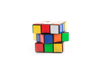 Beyaz arka plan üzerinde izole rubik küpü