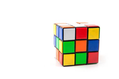 Beyaz arka plan üzerinde izole rubik küpü