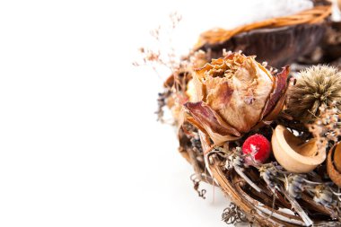 bir asma dan dekoratif çelenk