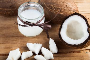 Olgun Hindistan cevizi ve Hindistan cevizi yağı kapat