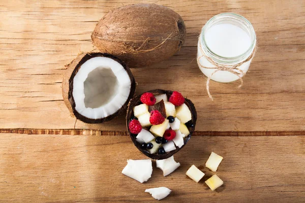 Óleo de coco maduro e óleo de coco de perto — Fotografia de Stock