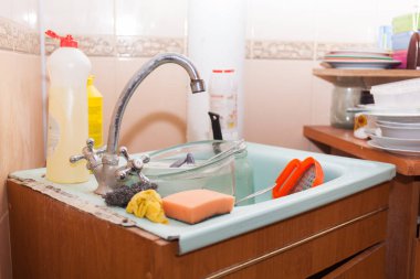 Mutfakta kirli bulaşıklar var.